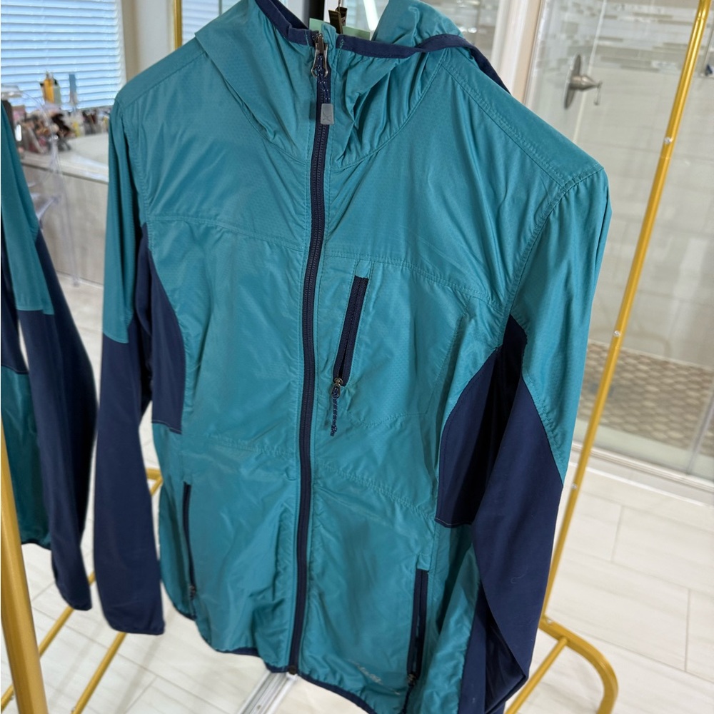 Eddie Bauer women’s  Teal and Navy Windbreaker (A252)